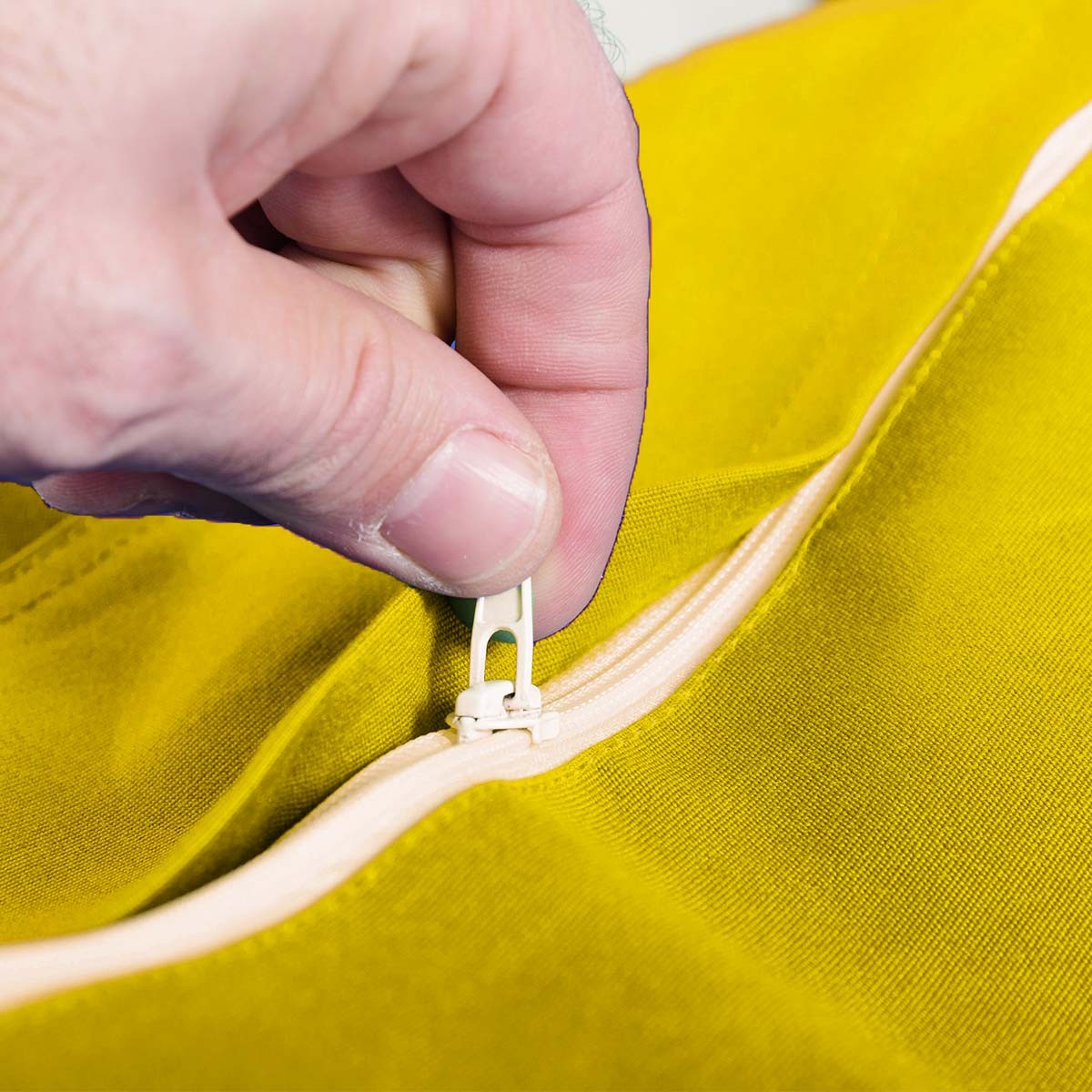 Pouf Voile Bateau Jaune : fermeture éclair intégrée sur coussin jaune pour rangement et confort