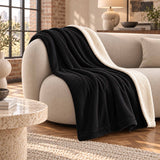 Plaid Velours Côtelé Noir Double Face Sherpa – 180×140 cm sur canapé, face velours côtelé noire et effet sherpa crème