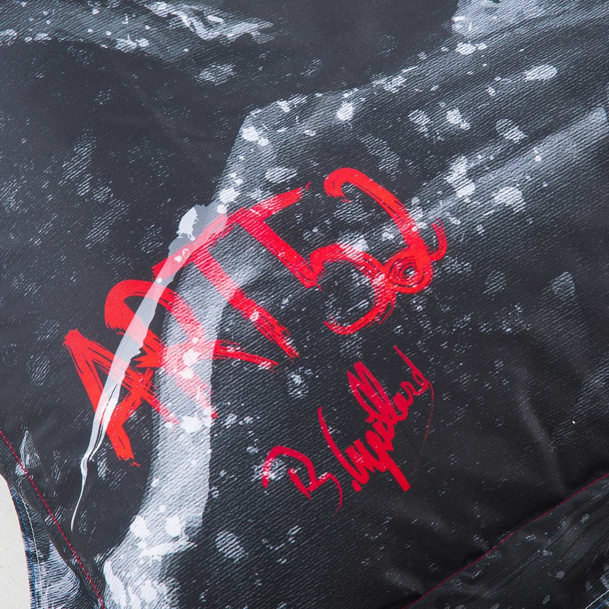Pouf Géant ART52® - Marianne Sombre : détail imprimé noir, rouge et blanc, œuvre Benjamin Cupillard, série limitée signée