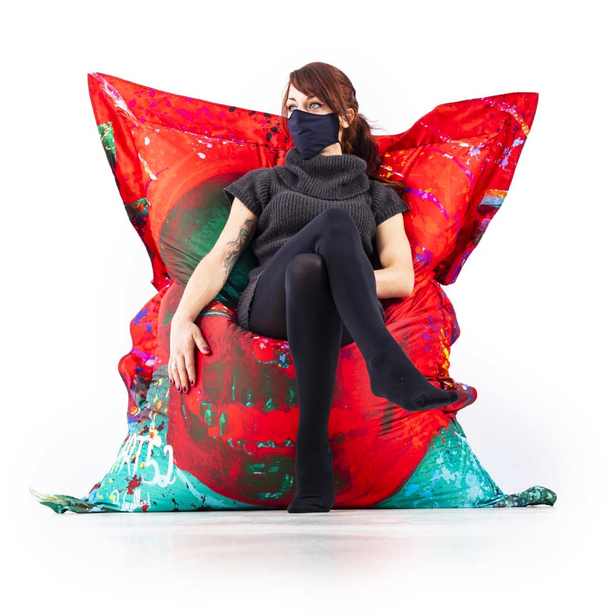 Pouf Géant ART52® - Vanité Rouge, photo d’un modèle assis sur pouf géant rouge aux couleurs éclatantes