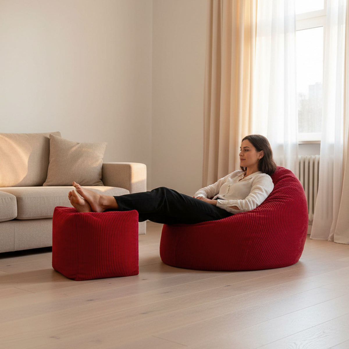 Pouf Cube Velours Côtelé Rouge : pouf carré en velours côtelé rouge, assise d’appoint et repose-pieds pour intérieur salon