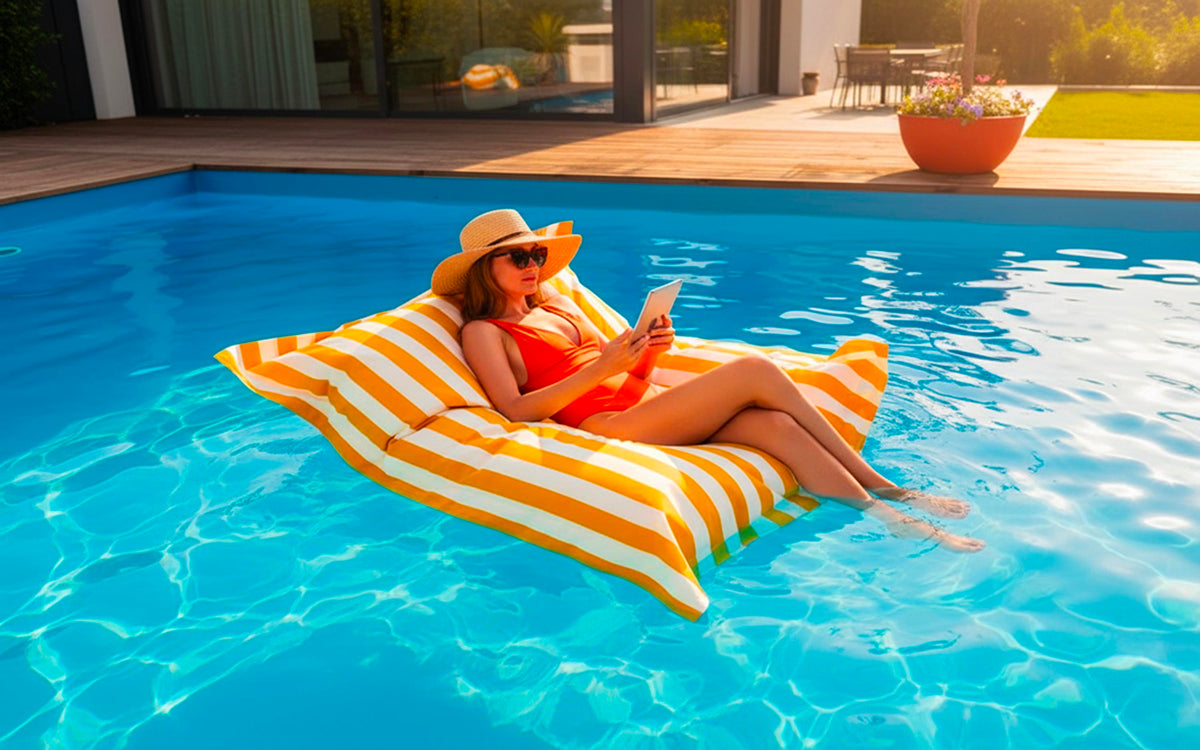 Pouf Piscine Jaune Rayé Deauville : grand pouf rayé jaune, détente au bord de la piscine avec transat en été