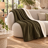 Plaid Velours Côtelé Kaki foncé Double Face Sherpa – 180×140 cm sur canapé, face velours côtelé & doublure sherpa