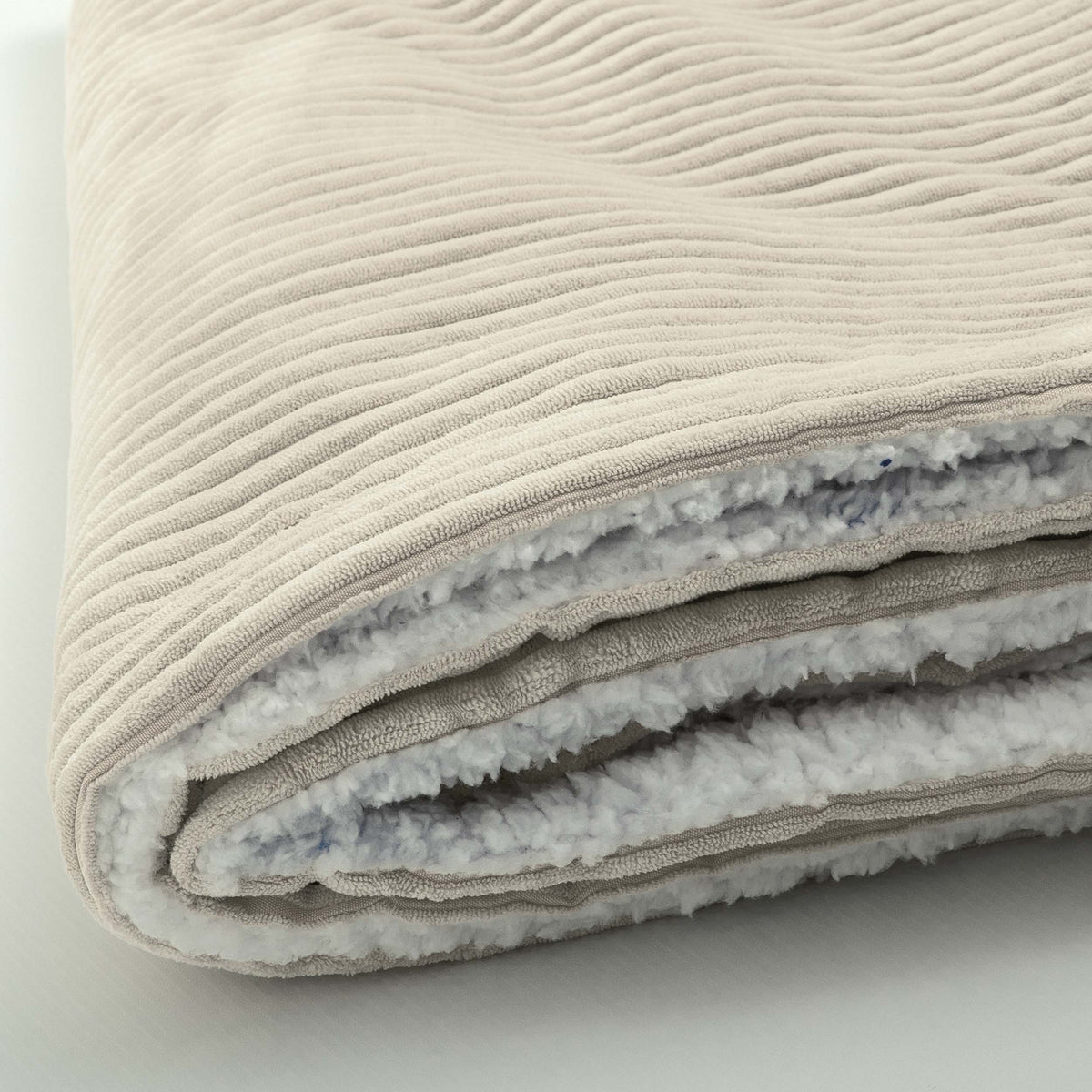Plaid Velours Côtelé Beige Double Face Sherpa – 180×140 cm, texture velours côtelé et effet sherpa imitation laine de mouton