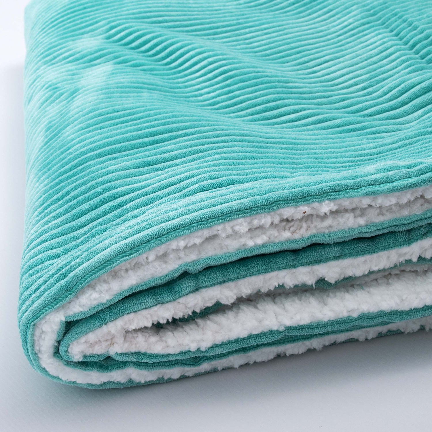 Manta de Terciopelo Canalé Turquesa Reversible con Borrego – 180×140 cm