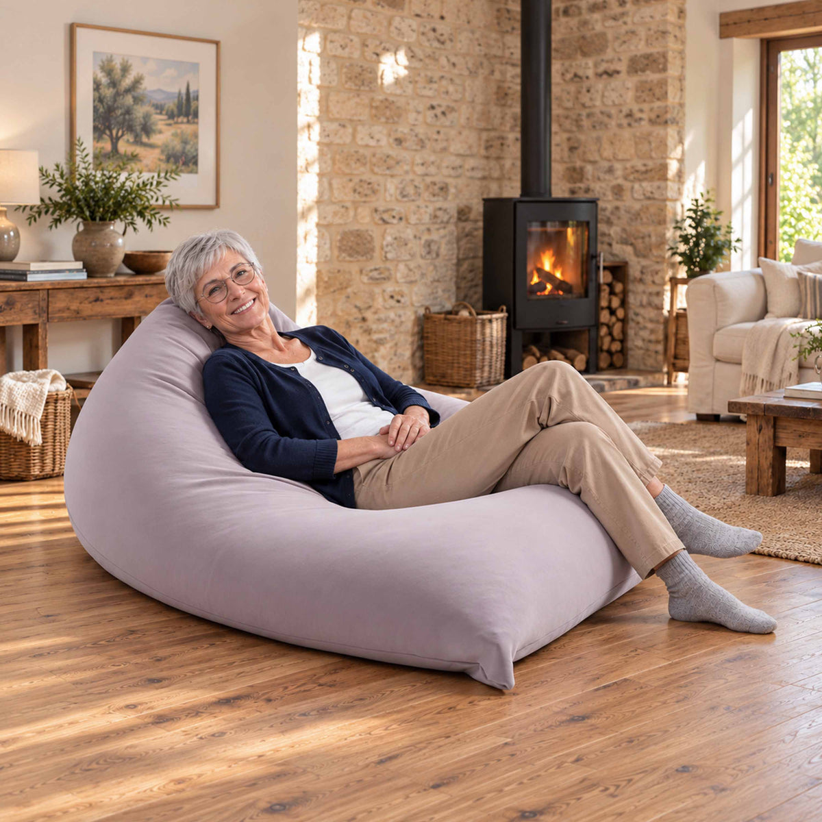 Pouf géant berlingot intérieur taupe stretch, photo en salon cosy avec femme assise et détente