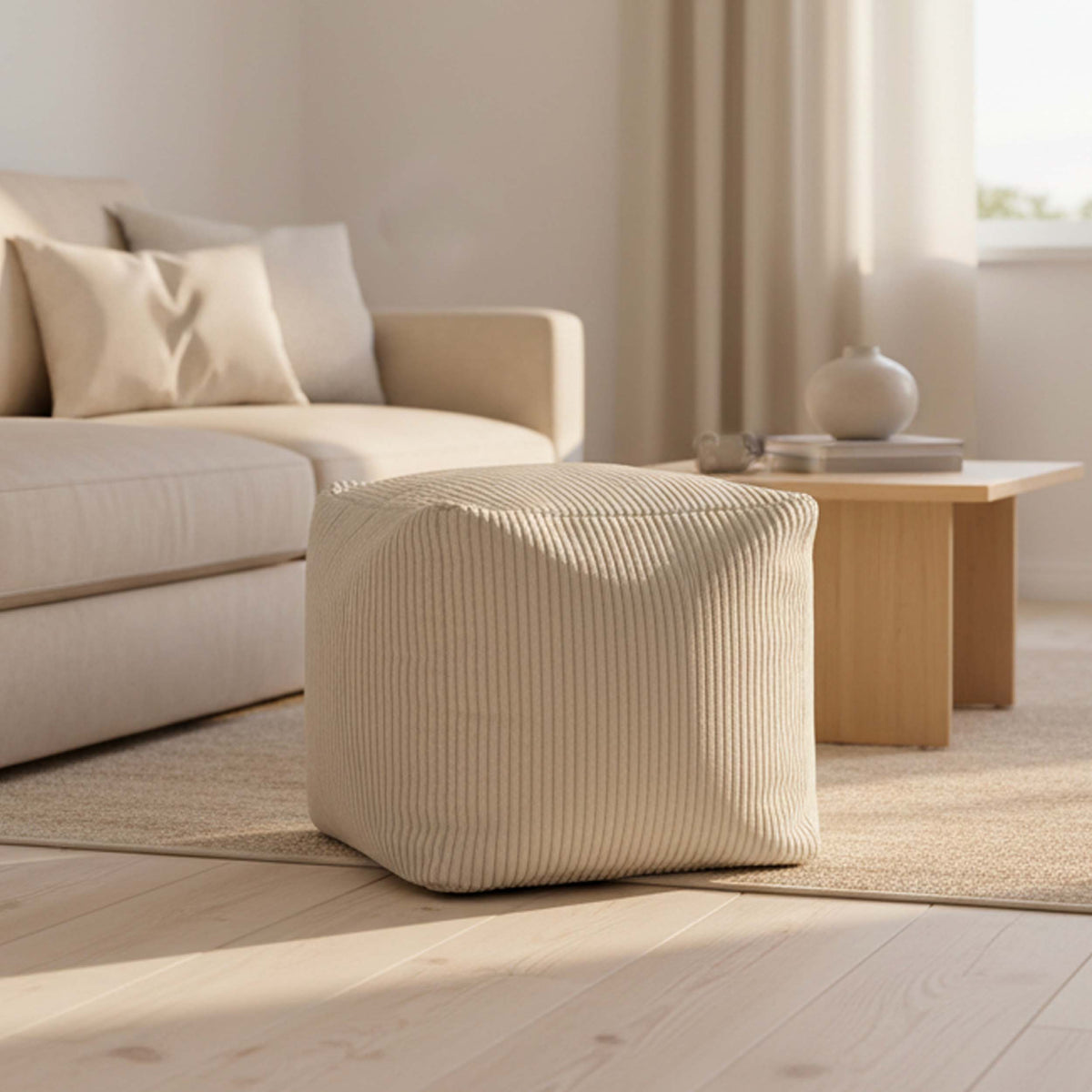 Pouf Cube Velours Côtelé Beige : pouf cube en velours côtelé beige, idéal assise d’appoint et repose-pieds dans un salon