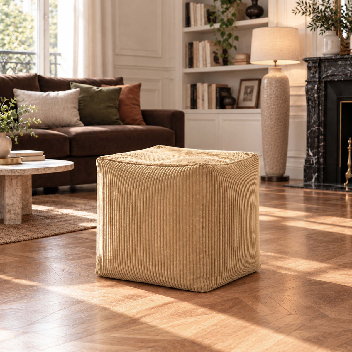 Pouf Cube Velours Côtelé Beige doré — pouf cube moelleux en velours côtelé, assise d’appoint et repose-pieds décoratif
