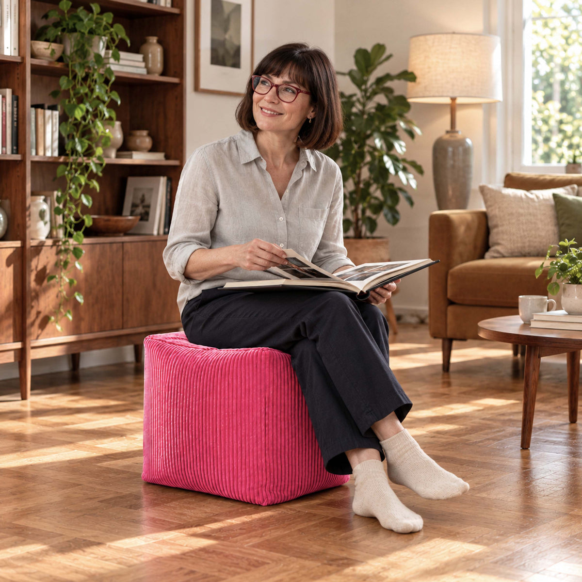 pouf cube en velours côtelé rose déhoussable, assise d’appoint confortable avec effet nervuré en intérieur lumineux