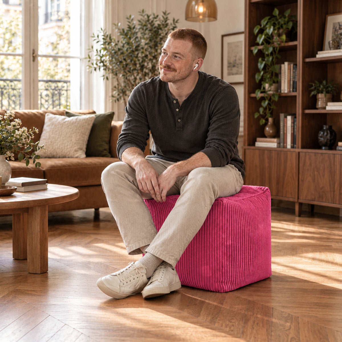 pouf cube en velours côtelé rose déhoussable, pouf carré pour assise ou repose-pieds, ambiance salon avec utilisateur