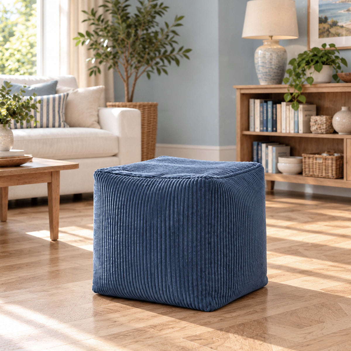 Pouf Cube Velours Côtelé Bleu denim – pouf cube en velours côtelé, assise d’appoint et repose-pieds, couleur bleu denim