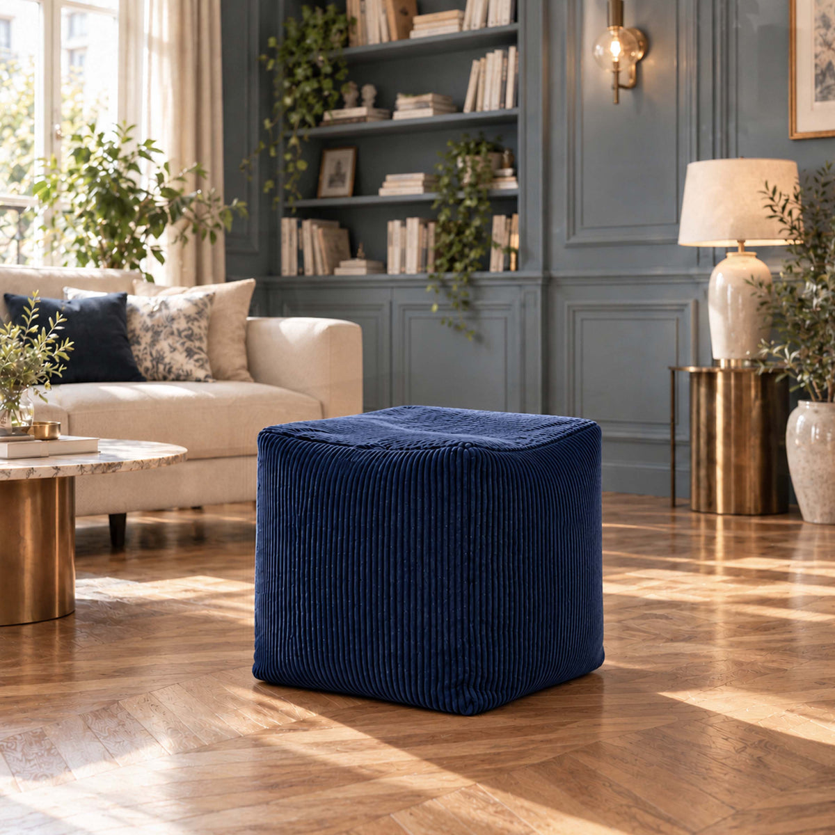 Pouf cube en velours côtelé bleu marine, pouf carré d’assise et repose-pieds, design élégant dans un salon chaleureux