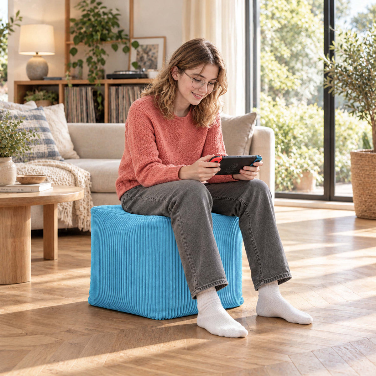 pouf cube velours côtelé bleu ciel déhoussable, assise et repose-pieds en velours côtelé bleu ciel, salon lumineux