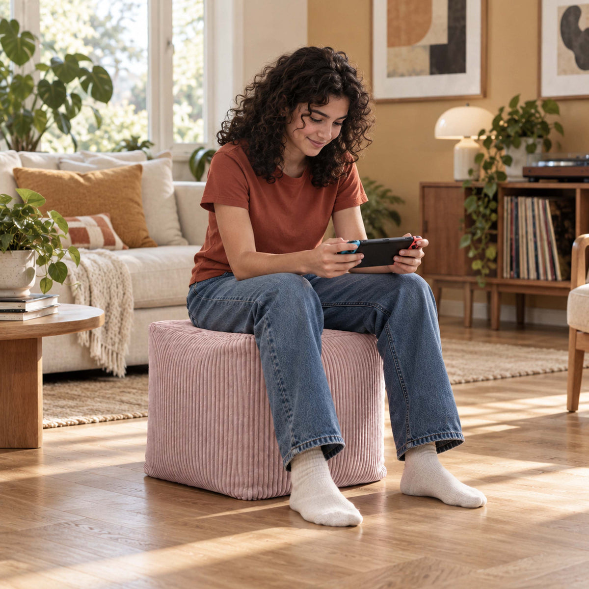 Pouf Cube Velours Côtelé Rose poudré en velours côtelé, assise d’appoint ou repose-pieds, dans un salon lumineux