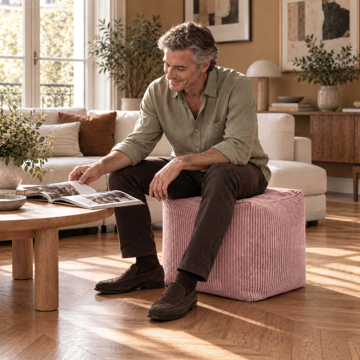 Pouf Cube Velours Côtelé Rose poudré, assise ou repose-pieds, design cube en velours côtelé rose poudré dans un salon