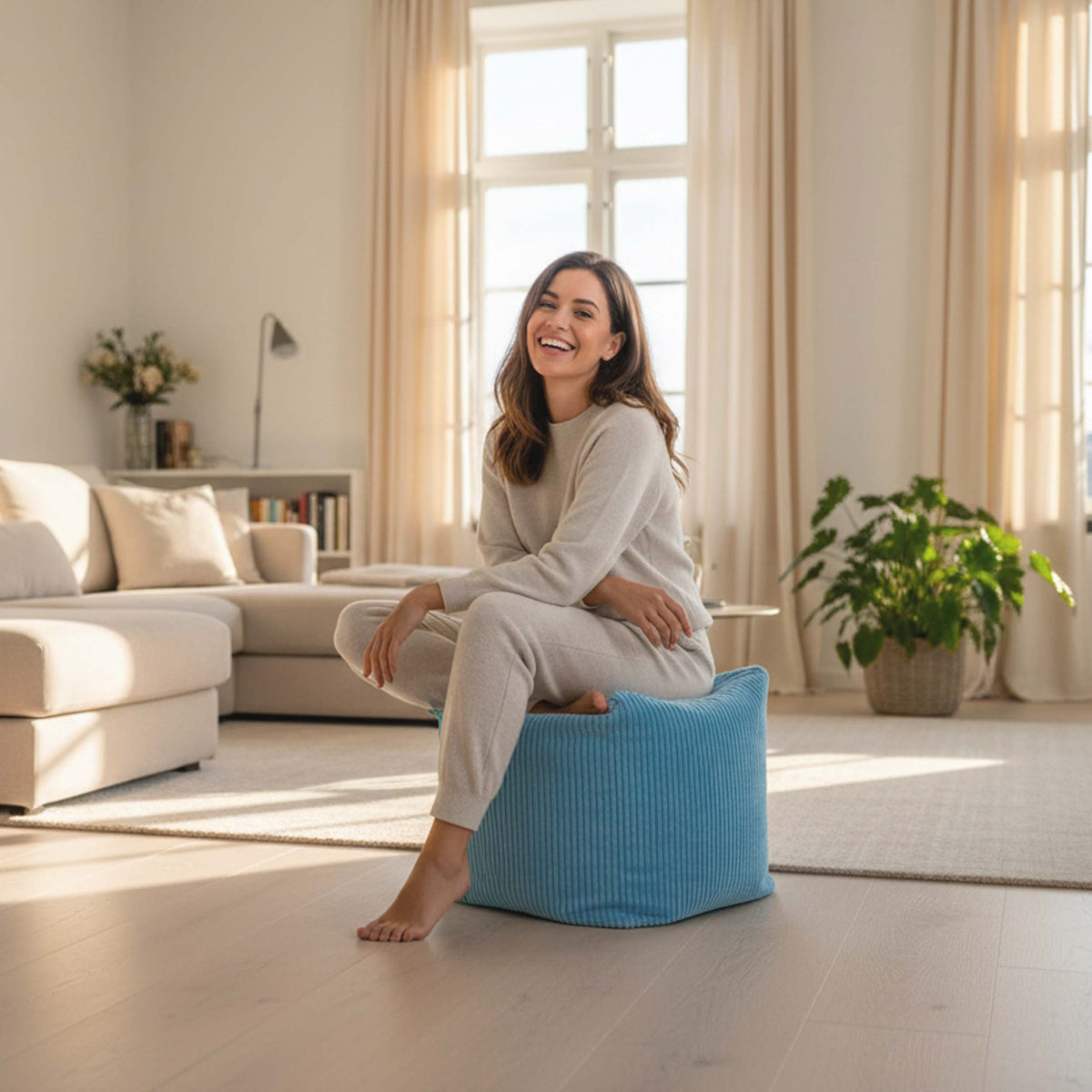 Pouf Cube Velours Côtelé Bleu Ciel, pouf d’assise ou repose-pieds en velours côtelé bleu ciel, dans un salon lumineux