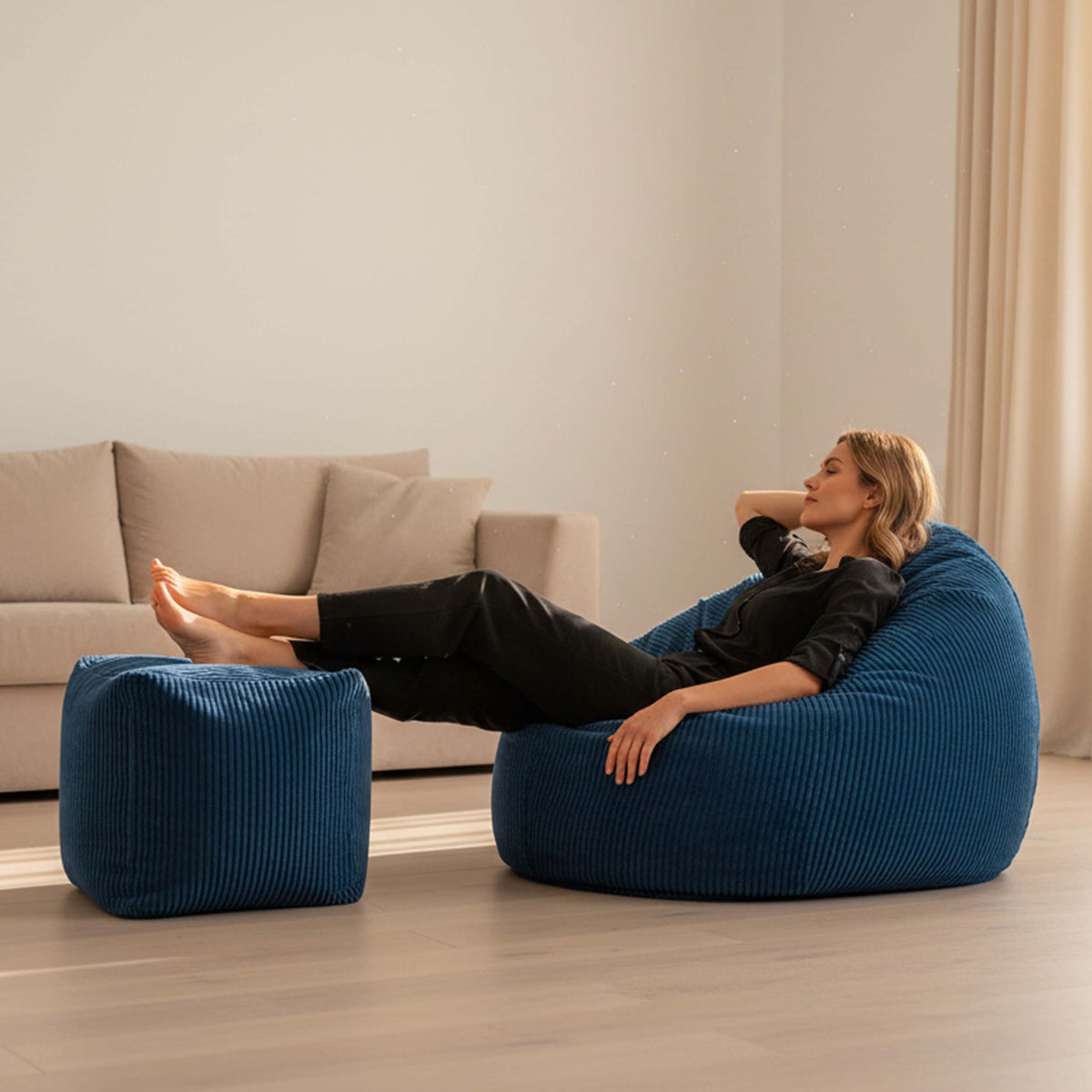 Pouf Cube Velours Côtelé Bleu Marine, assise d’appoint et repose-pieds en velours côtelé bleu marine, intérieur salon