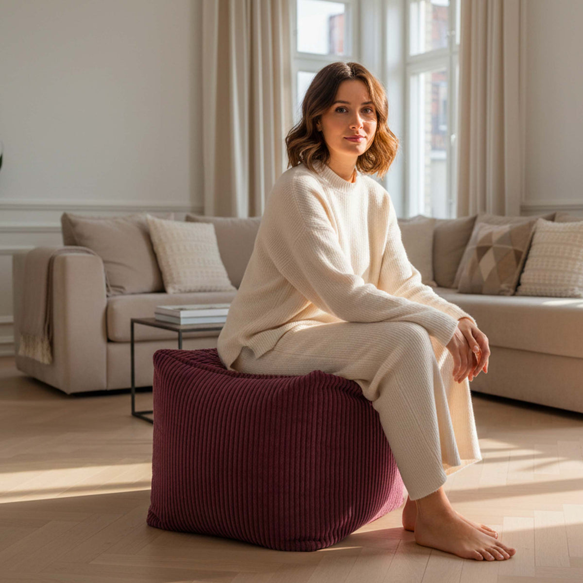 Pouf Cube Velours Côtelé Cerise, assise d’appoint et repose-pieds en velours côtelé cerise, dans un salon moderne