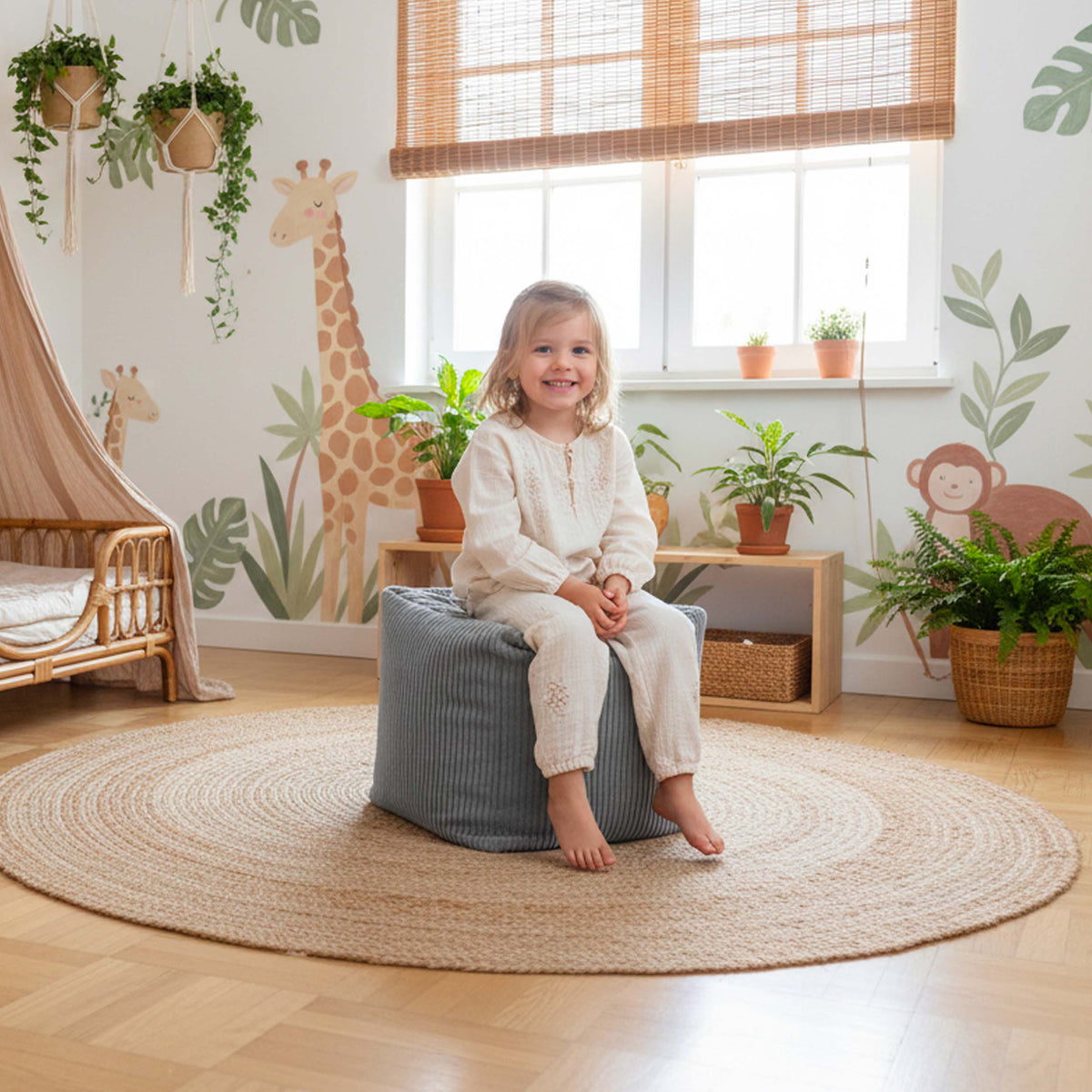 Pouf Cube Velours Côtelé Gris : pouf carré en velours côtelé gris, assise et repose-pieds, idéal pour enfant dans le salon