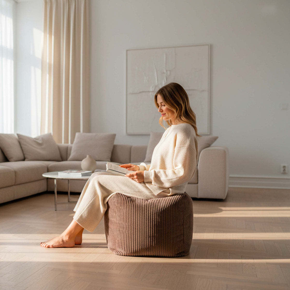 Pouf Cube Velours Côtelé Marron, assise d’appoint et repose-pieds, en velours côtelé brun, photo d’intérieur salon