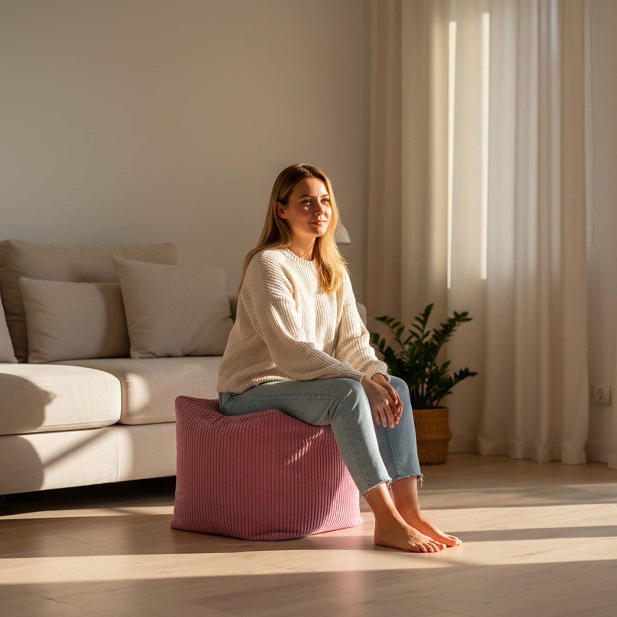 Pouf Cube Velours Côtelé Rose : assise ou repose-pieds en velours côtelé, style moderne, couleur rose, photo en intérieur