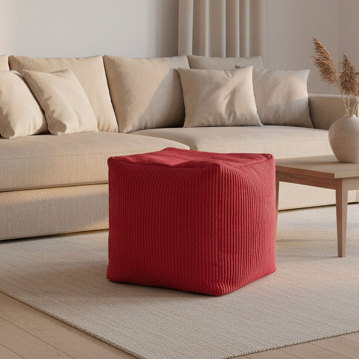 Pouf Cube Velours Côtelé Rouge en velours côtelé rouge, cube d’assise d’appoint et repose-pieds dans un salon