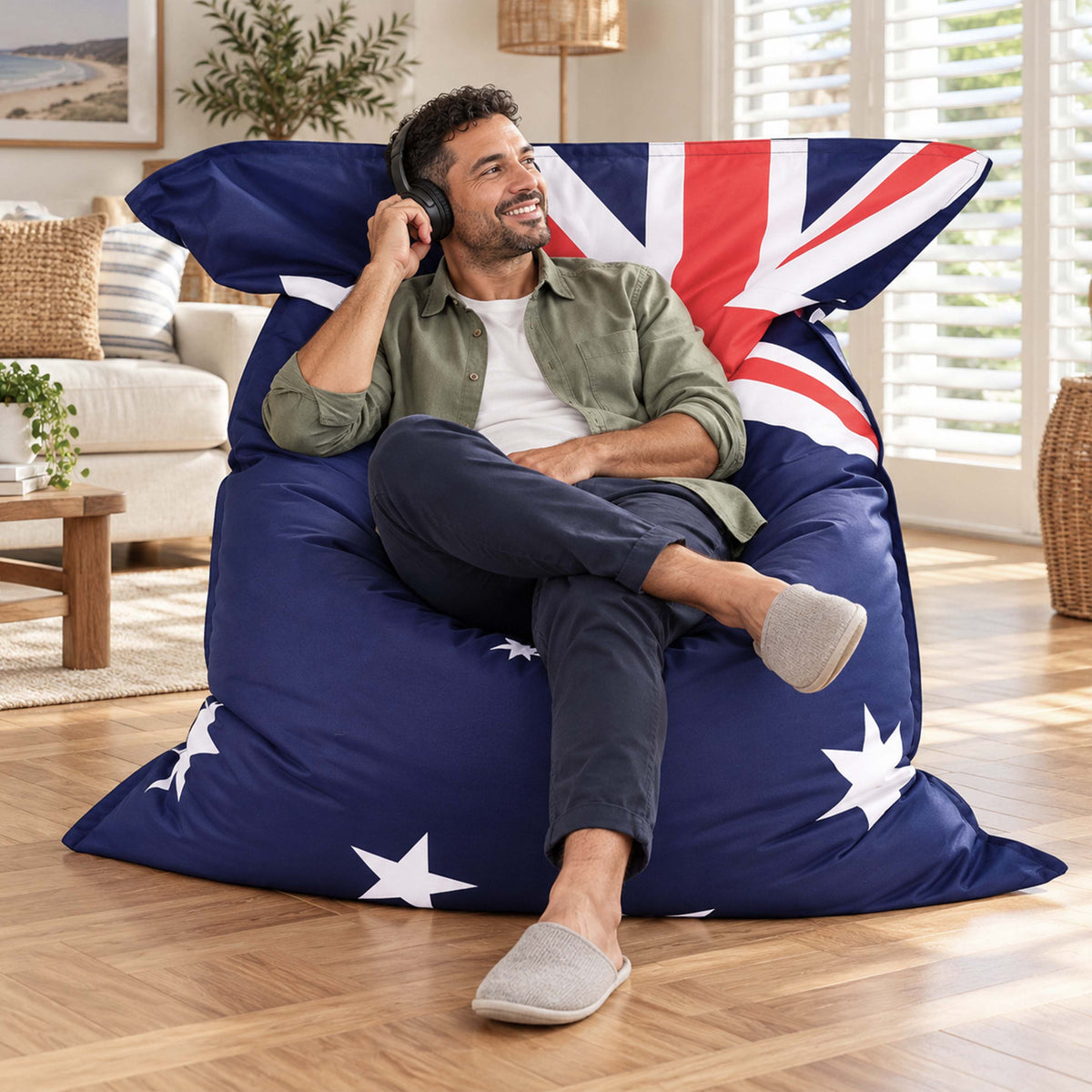 pouf géant drapeau australien BiG52, homme au casque se détend dans un pouf XXL au salon