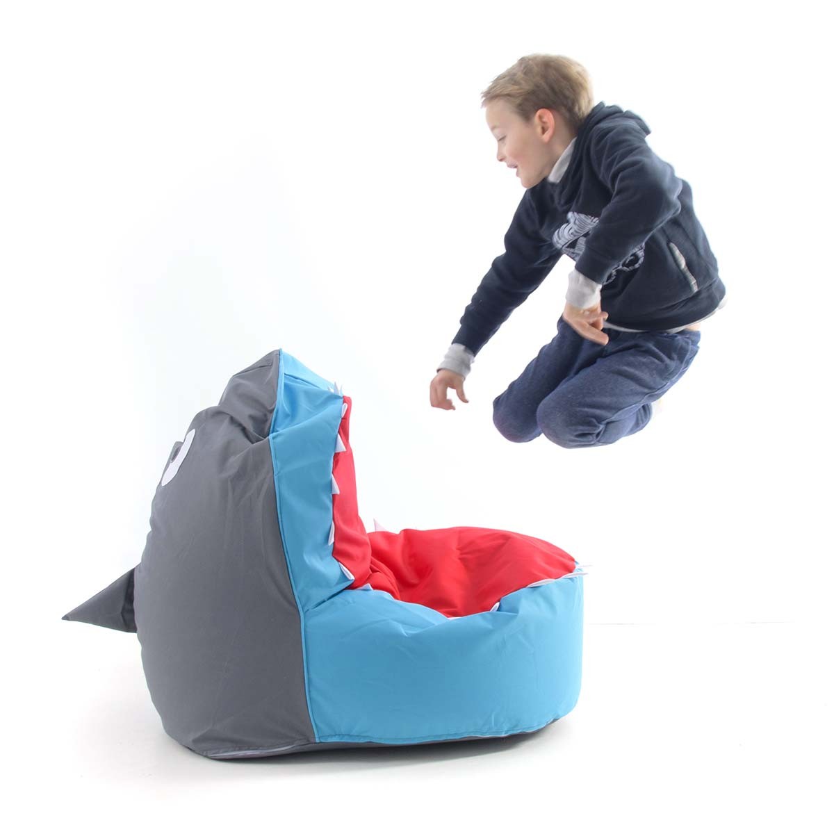 Pouf Enfant Design Requin Bleu en forme de requin, enfant jouant et s’asseyant sur un pouf intérieur