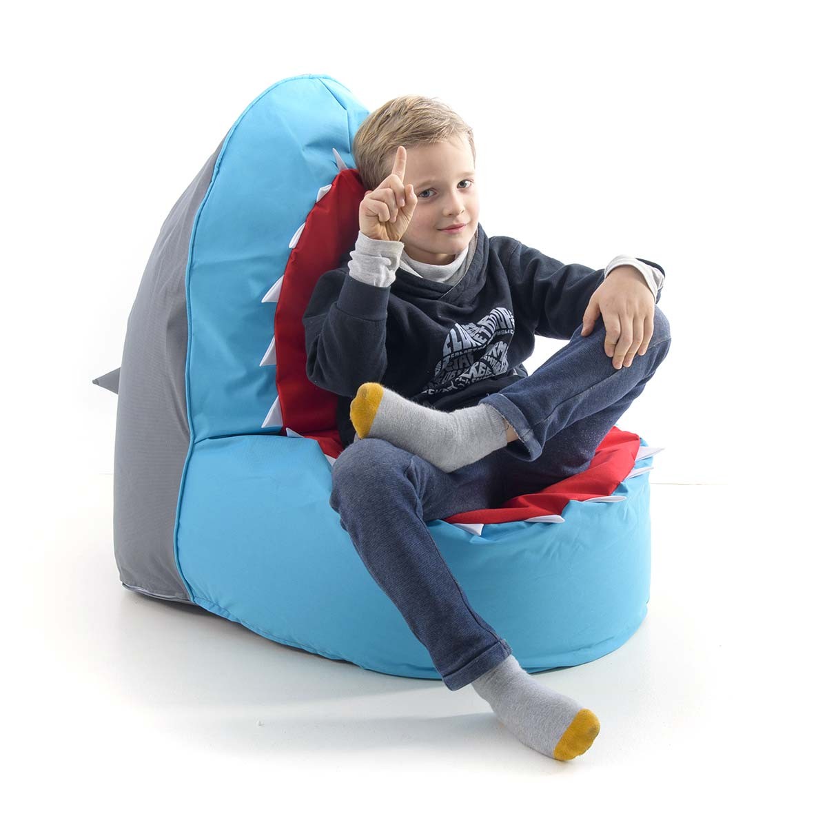 Pouf Enfant Design Requin Bleu : enfant assis sur un pouf forme de requin bleu, tissu résistant pour jouer à la maison
