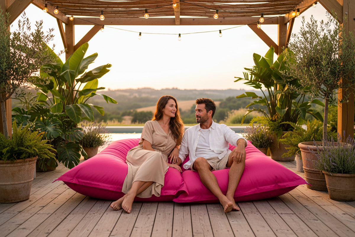 Pouf Extérieur Rose IRON RAW géant XXL 170x130 cm, coussin extérieur rose pour détente sur terrasse en bois