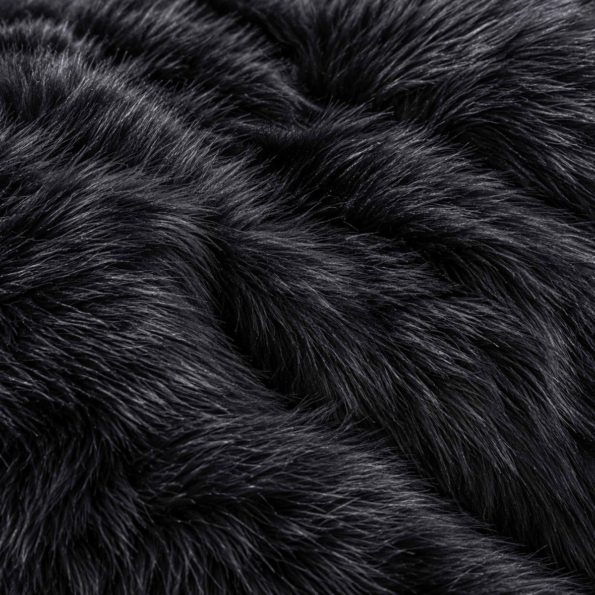 Pouf Fauteuil Rond XL Fourrure Poil Long Noir - gros plan de la texture de fourrure noire