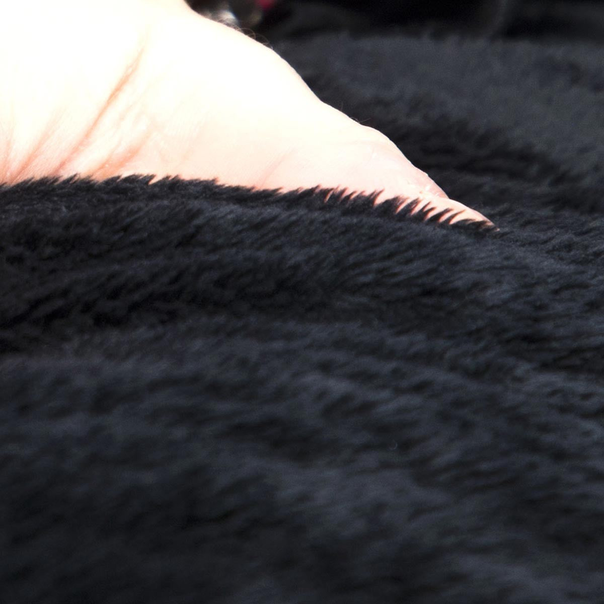 Pouf Fauteuil Rond XL Polaire Noir, gros plan sur tissu polaire noir doux et confortable pour décoration intérieure