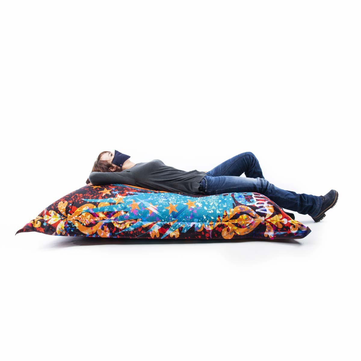 Pouf Géant ART52® - Ange, housse imprimée multicolore, design artistique, photo produit avec personne allongée
