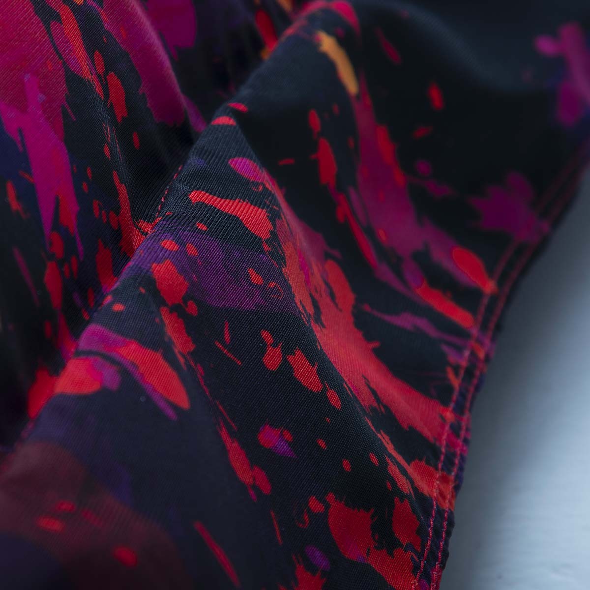 Alt Tag: Pouf Géant ART52® - Red Skull, tissu imprimé haute qualité, série limitée 50 exemplaires, œuvre signée Benjamin Cupillard