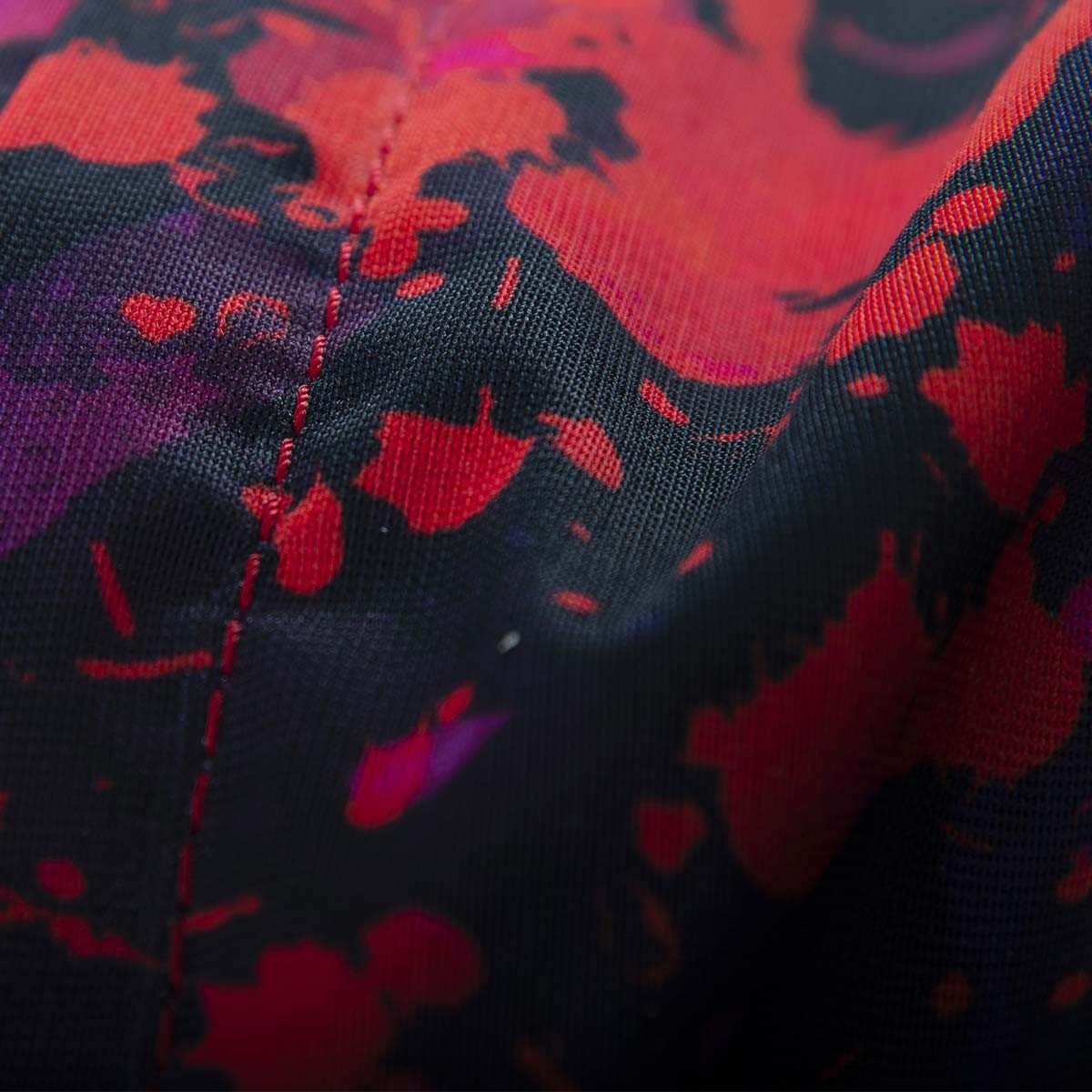 Pouf Géant ART52® - Red Skull : tissu imprimé motif rouge et noir, texture gros plan, œuvre signée Benjamin Cupillard