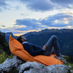 Pouf Extérieur Pétrole IRON RAW XXL 170x130 cm pour détente en plein air, assis confortablement sur rocher