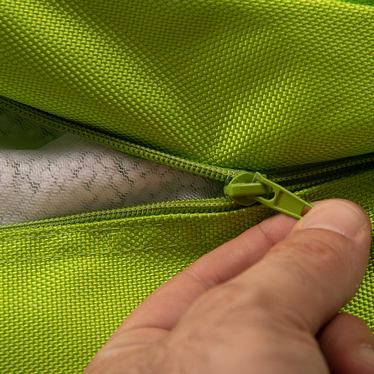 Pouf Géant Extérieur TiTAN Vert Lime, détail fermeture éclair et tissu outdoor vert lime