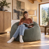 Pouf Géant Rond XL Velours Côtelé Vert gris, assise ronde XXL en velours côtelé, intérieur salon avec personne lisant