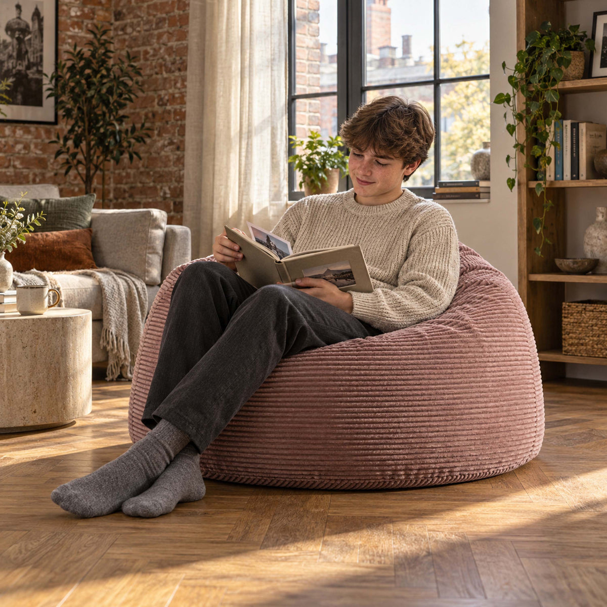 Alt Tag: Pouf Géant Rond XL Velours Côtelé Rose poudré, pouf fauteuil confortable pour lecture, assise moderne en intérieur