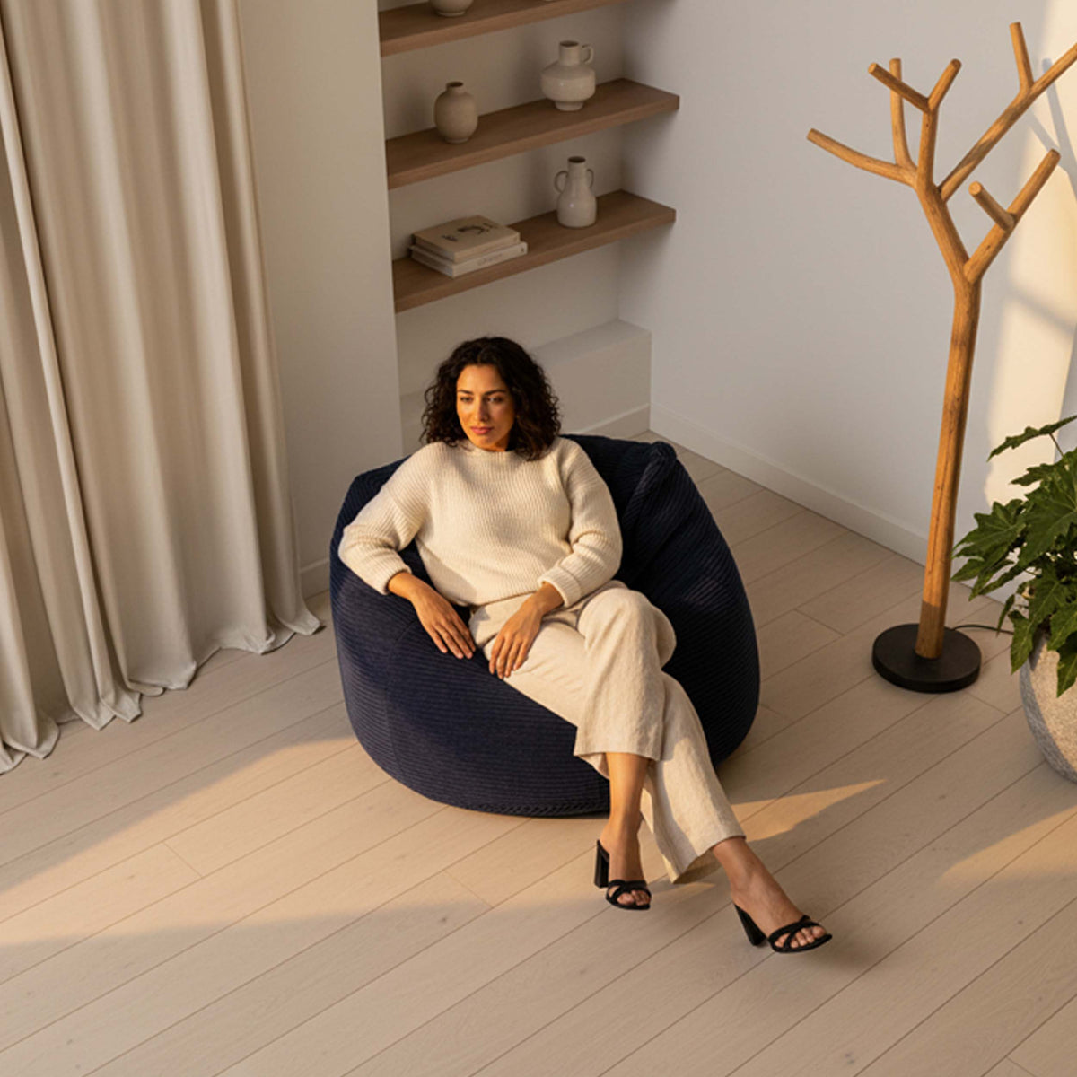 Pouf Géant Rond XL Velours Côtelé Bleu Marine, assise XXL ronde en velours côtelé, confort dans un intérieur lumineux