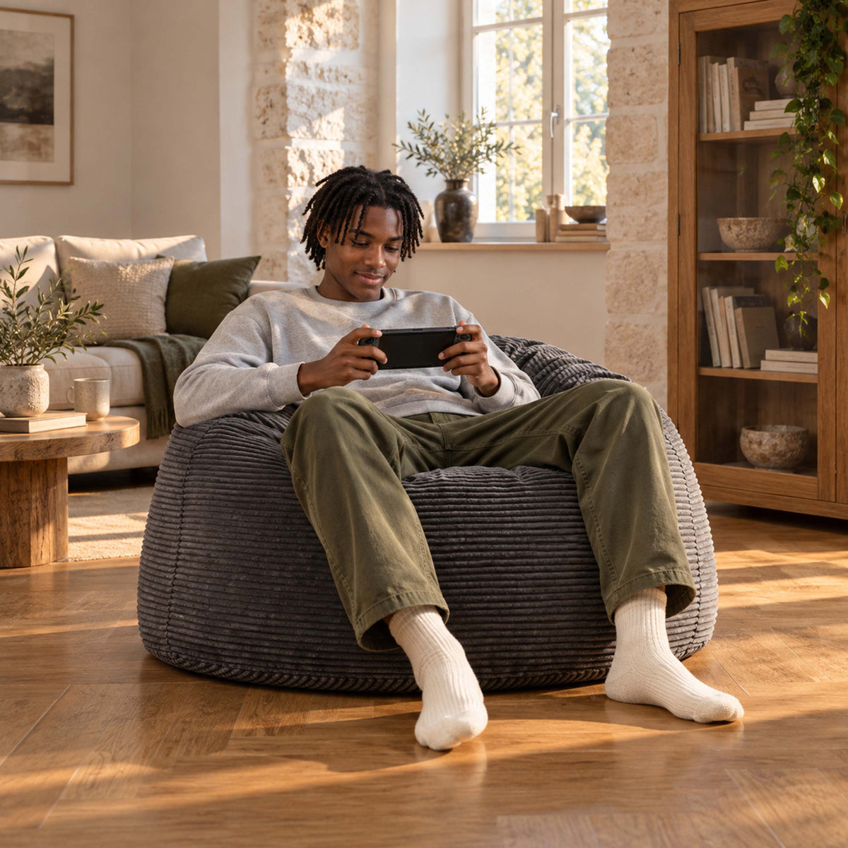 Pouf Géant Rond XL Velours Côtelé Gris : assise ronde XL en velours côtelé gris, confort et style dans un salon lumineux