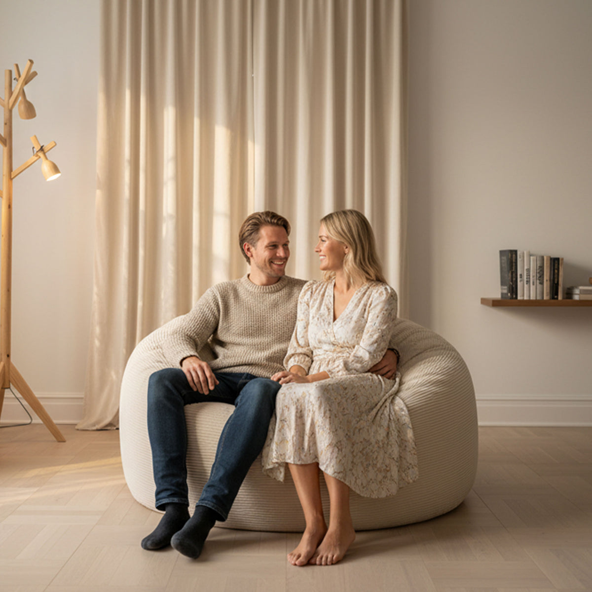 Pouf Géant Rond XXL Velours Côtelé Beige, assise canapé moelleuse XXL, intérieur salon avec couple