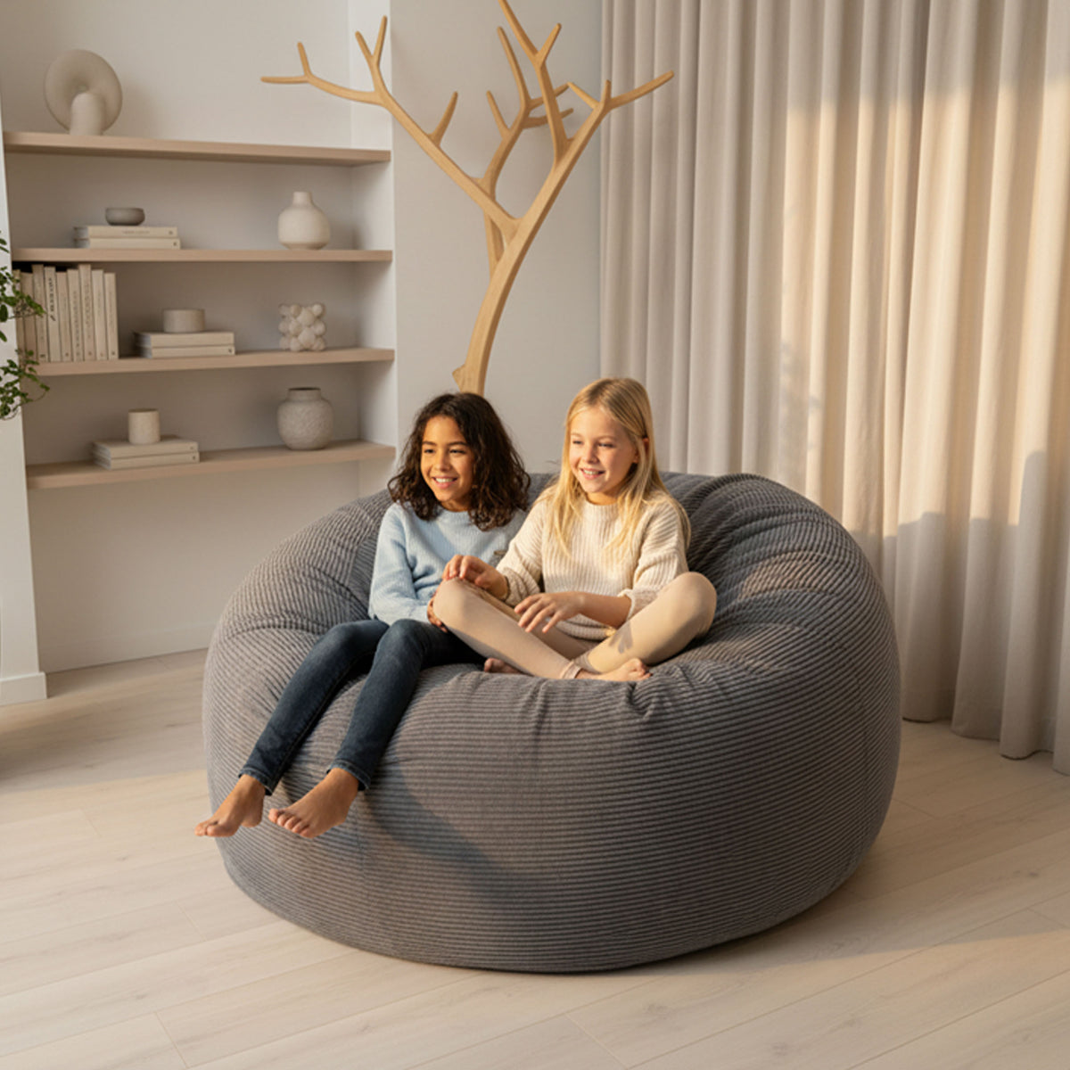Pouf Géant Rond XXL Velours Côtelé Gris TiTAN XXL : grands convives assis sur pouf géant en velours côtelé gris