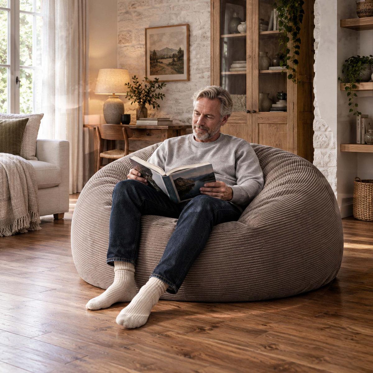 Alt Tag: Pouf Géant Rond XXL Velours Côtelé Marron TiTAN XXL, relax salon moderne avec lecture, housse déhoussable