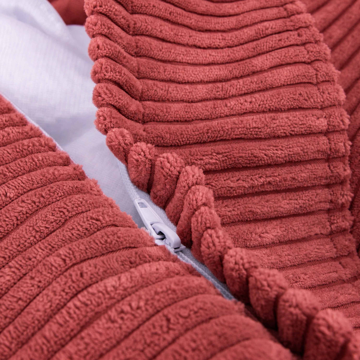 Pouf Géant Rond XXL Velours Côtelé Terracotta : housse déhoussable en velours côtelé, gros plan de la fermeture éclair