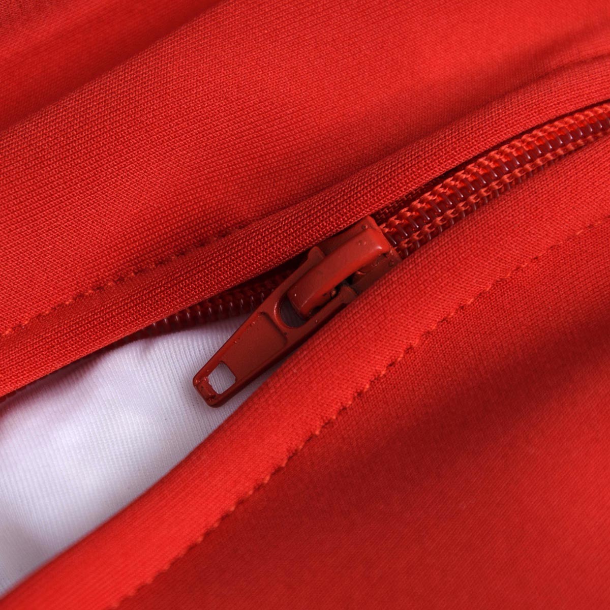Pouf Stretch Rouge, fermeture éclair visible sur tissu rouge d’intérieur ultra souple