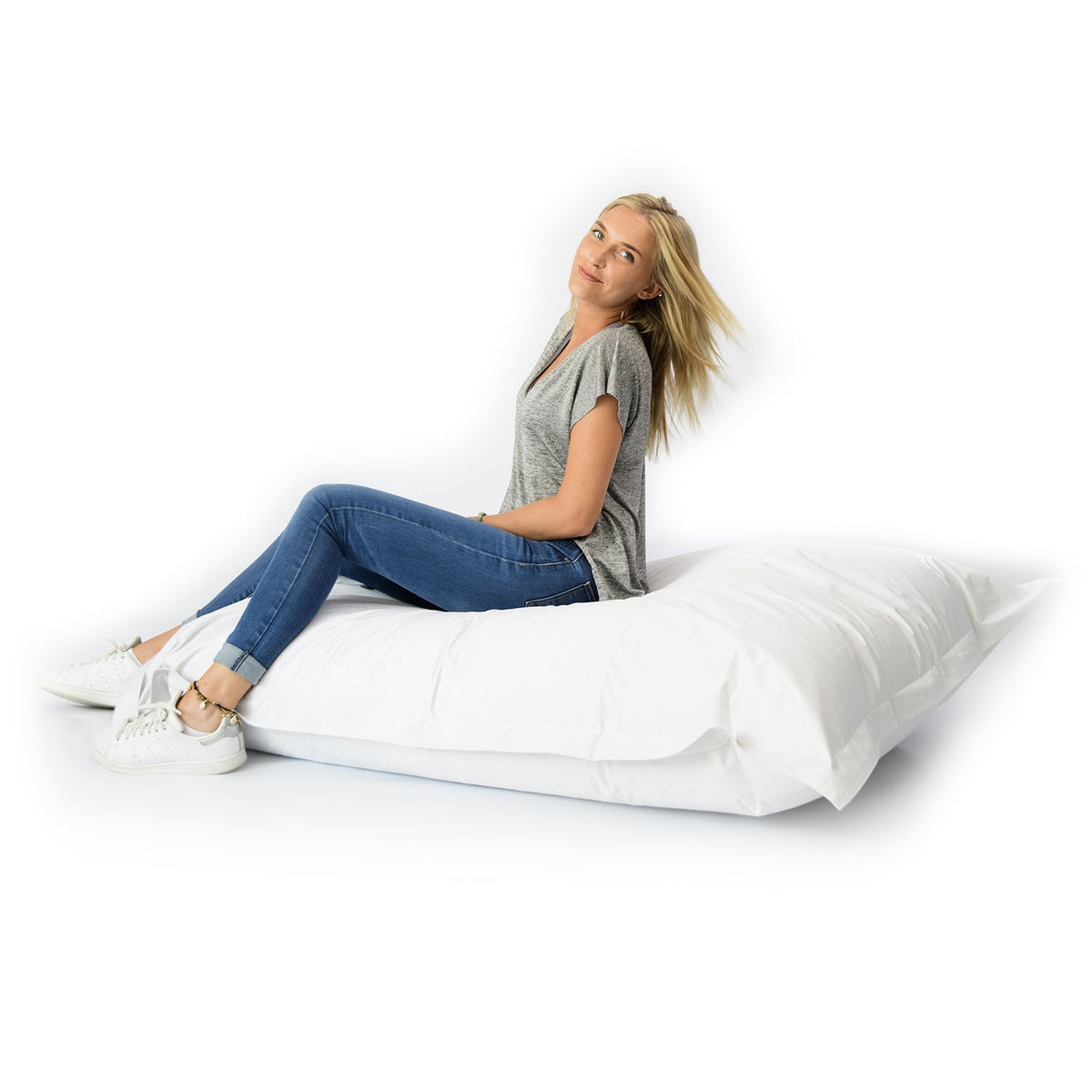 Pouf Géant XL Blanc, modèle BiG52 Classic XL : femme assise confort sur pouf géant blanc pour salon chambre jardin