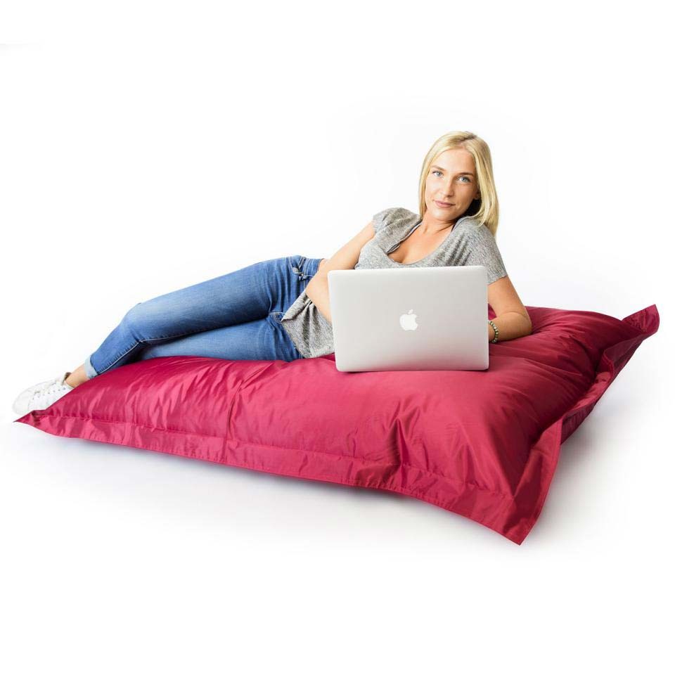 Pouf Géant XL Bordeaux, grand pouf confortable XXL pour salon chambre ou jardin, photo d’utilisation avec ordinateur portable