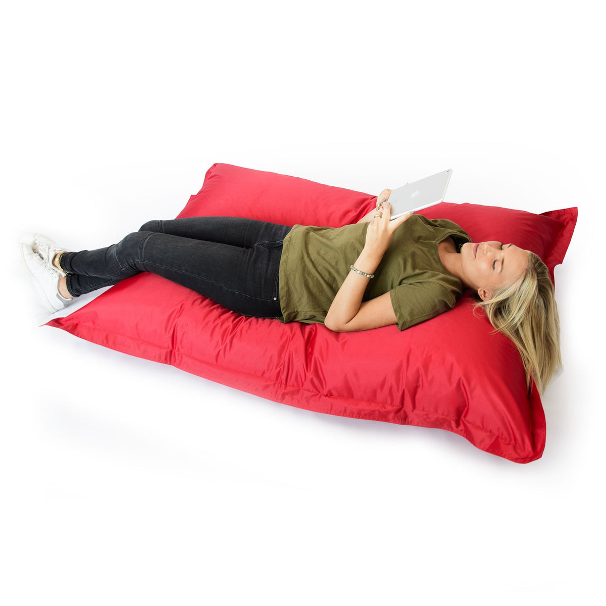 Pouf Géant XL Rouge pour salon ou chambre, assise confortable et design XXL rouge, personne allongée sur le pouf