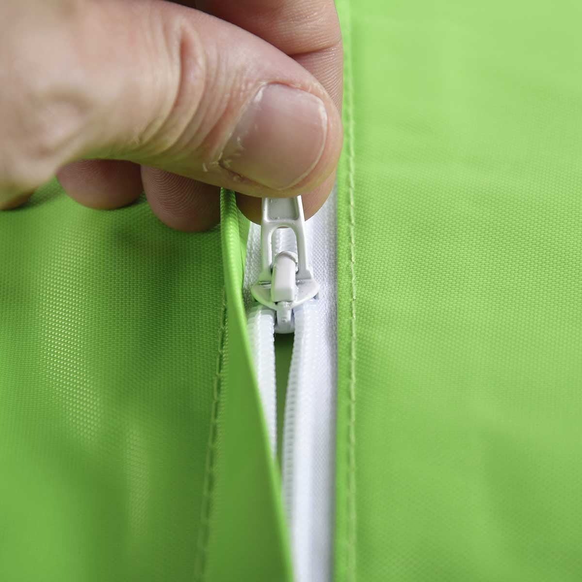 Pouf Géant XL Vert : fermeture éclair visible sur la housse, finition soignée et tissu vert pour salon ou jardin
